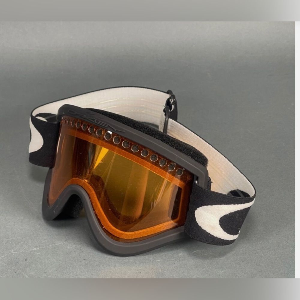 Oakley Black Frame Snowboarding/Ski Goggles with Orange Lens! Perfect condition! - Picture 4 of 7